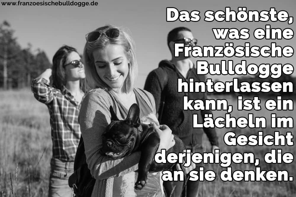 Eine Familie trägt ihr Französisch Bulldog in die Arme