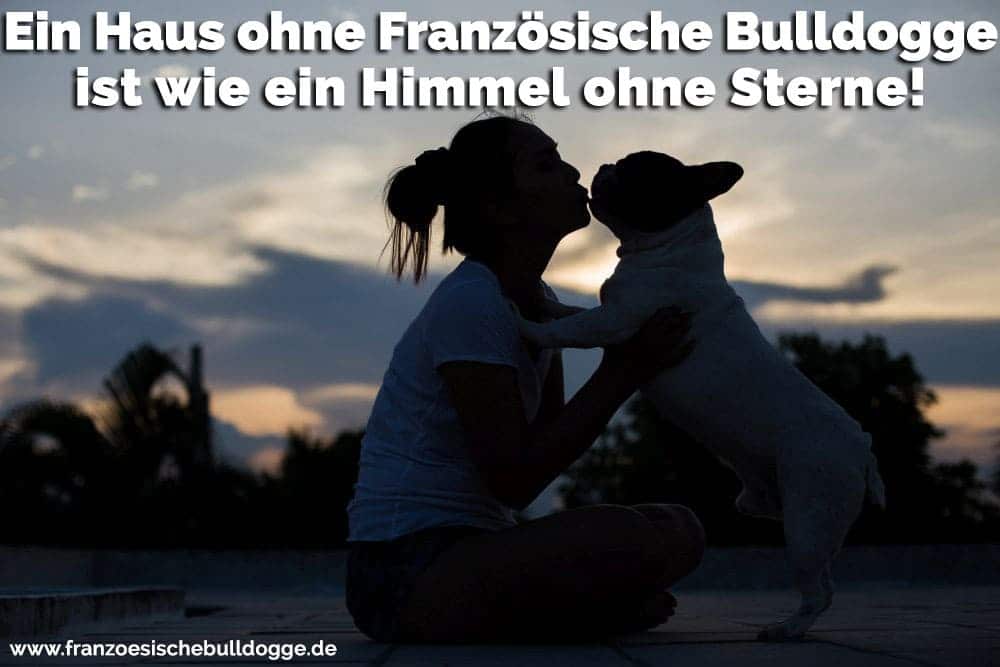 Eine Frau küsst ihre Französische Bulldogge