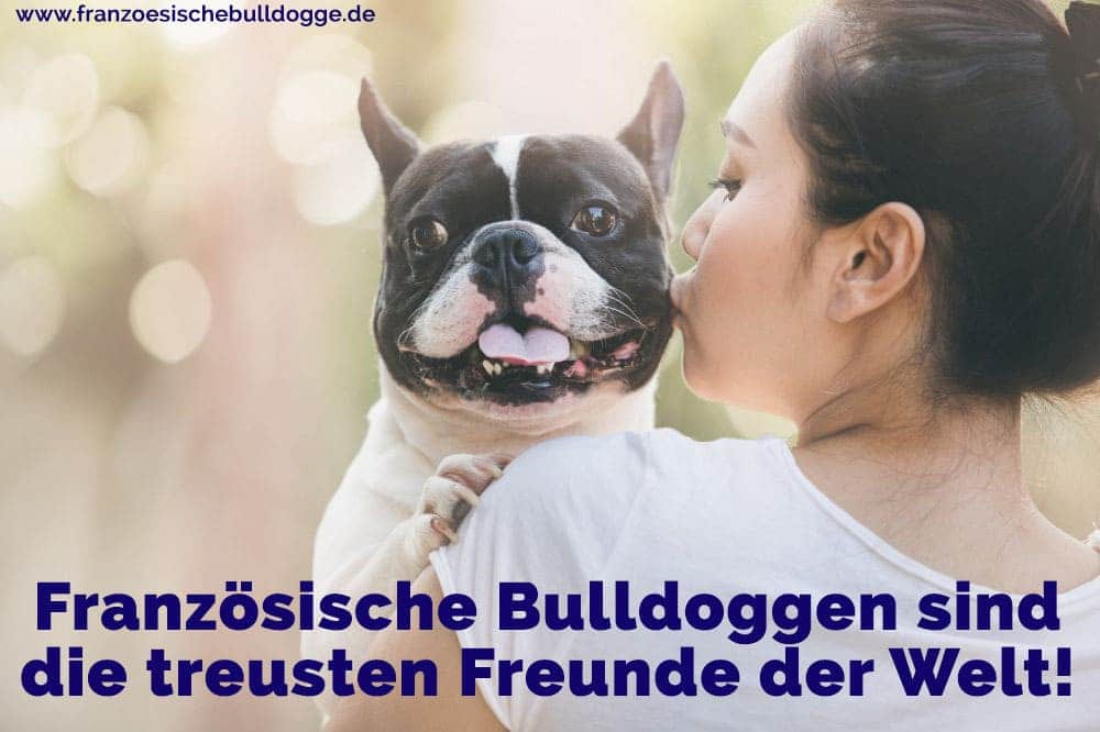 Eine Frau küsst ihr Französisch Bulldog